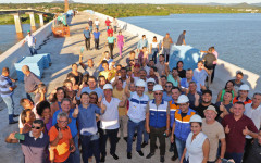 Governador Wanderlei Barbosa e equipe caminhando sobre a ponte durante a inspeção final antes da inauguração 