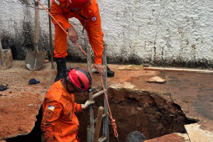 Pedreiro fica soterrado durante escavação de fossa em Araguaína