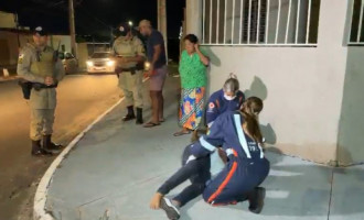 Vítima sendo atendida por socorristas do Samu.