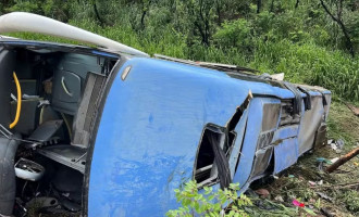 Mulher morre após ônibus tombar na BR-153, em Aliança do Tocantins
