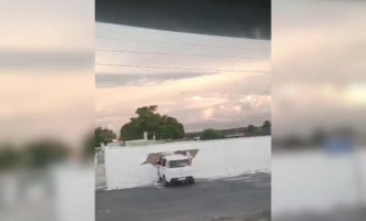 Carro atingiu muro de cemitério em Gurupi