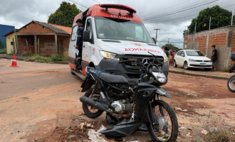 Equipes do SAMU prestaram atendimento às vítimas após colisão entre motocicletas no Setor Itaipu.