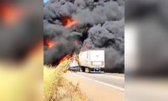 Caminhões pegam fogo após acidente e BR-153 fica interditada no Tocantins