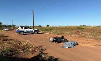 Motocicleta conduzida pela vítima ficou caída na Rua Castanheira, no setor Lago Sul, onde o acidente fatal foi registrado na manhã desta sexta-feira (26).