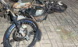 Motocicleta roubada durante o latrocínio foi localizada completamente queimada em Piraquê.