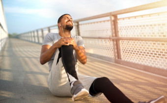 Ortopedista especialista em joelho durante avaliação clínica; diagnóstico precoce é fundamental para evitar o agravamento de lesões meniscais