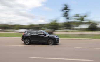 Em velocidades mais altas, o condutor tem menos tempo para perceber riscos e reagir, o que aumenta significativamente as chances de sinistros