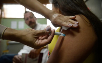 Empresas devem orientar funcionários sobre campanhas de vacinação contra o HPV e acesso a exames preventivos de câncer, conforme nova regra trabalhista