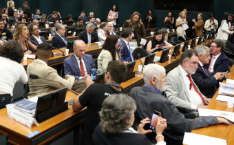 *Sessão da Comissão de Constituição e Justiça (CCJ) da Câmara dos Deputados, onde a oposição pediu vista e adiou a votação da PEC do fim da escala 6x1