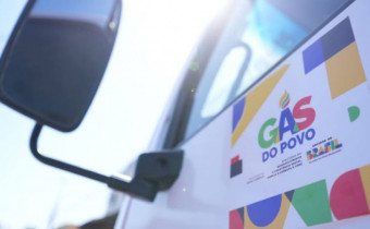 O vale-recarga gratuito de botijão de 13 kg atende cerca de 206 mil famílias, que podem retirar o gás de cozinha (GLP) nas revendas credenciadas, cujos endereços podem ser conferidos acessando o aplicativo Meu Social - Gás do Povo.