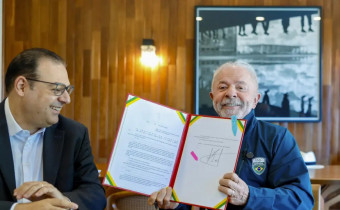 O presidente Luiz Inácio Lula da Silva sancionou a lei que permite a renovação automática da CNH para motoristas sem infrações sujeitas à pontuação nos últimos 12 meses.