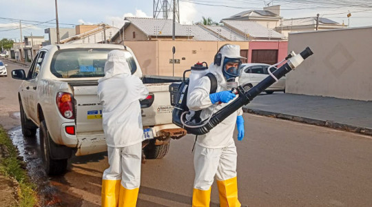 Entre as estratégias de combate ao mosquito Aedes aegypti, o carro fumacê e a equipe de bloqueio químico estão percorrendo os bairros com maior incidência de casos e notificações.