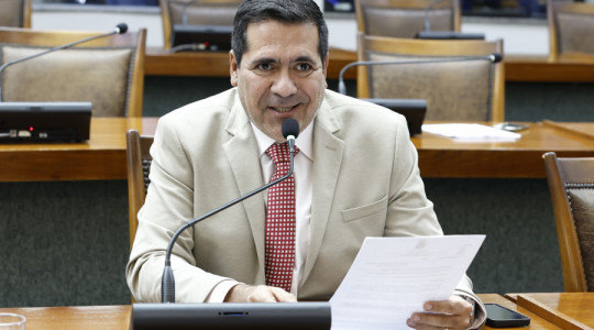 A escola deve estar preparada para se adaptar ao aluno, afirma o parlamentar