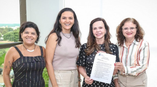 Senadora Professora Dorinha durante assinatura da Carta-Compromisso com representantes do Sindicato dos Jornalistas Profissionais do Tocantins