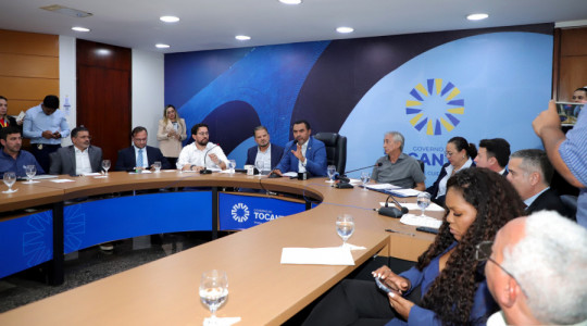 Governador Wanderlei Barbosa concede coletiva no Palácio Araguaia, acompanhado de secretários e equipe técnica, para esclarecer impactos de medidas da Aleto