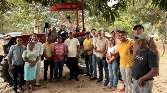 Entrega de trator agrícola para a comunidade do P.A Natal, em Araguatins.