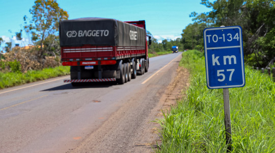 Rodovia TO-134, no trecho entre Axixá e o povoado de Jatobal, no município de Praia Norte, vai garantir mais segurança, mobilidade e fortalecimento da economia para milhares de moradores da região