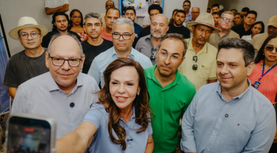 Senadora Professora Dorinha Seabra (União) durante reunião política em Araguaína ao lado de Ronaldo Dimas e Tiago Dimas