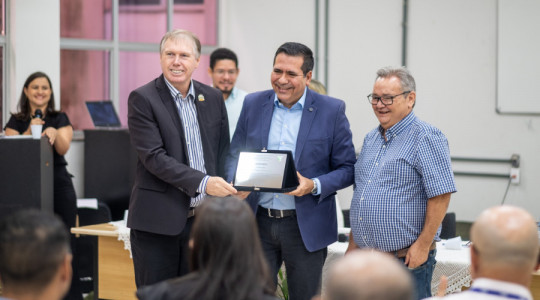 O deputado ainda recebeu um título de agradecimento da UFNT e destacou sua trajetória acadêmica como base de sua atuação pública