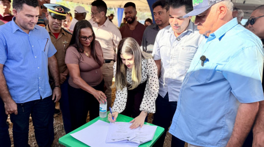 Representando o secretário de Estado da Saúde, Carlos Felinto, a chefe de gabinete da SES-TO, Débora Okabaiashi, participou da assinatura da ordem de serviço para a construção do Hospital da Mulher e Maternidade de Araguatins.