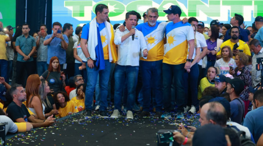 Jorge Frederico cumprimenta apoiadores antes de subir ao palco durante lançamento de sua pré-candidatura em Araguaína