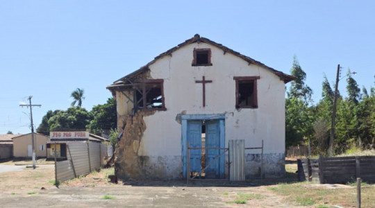 Igreja Matriz de Nossa Senhora de SantAna apresenta avançado estado de deterioração e risco de desabamento.